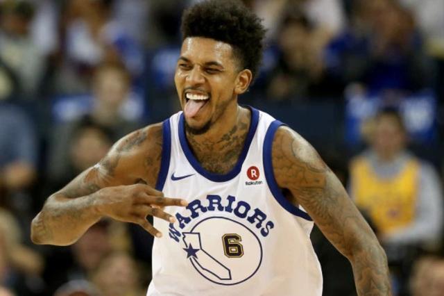 杜兰特关键中投命中，全场欢呼（杜兰特关键中距离一击命中，引爆全场）