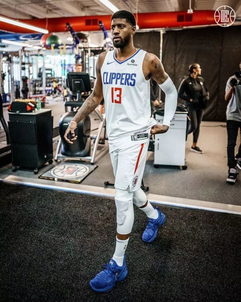 26状元大热！卡梅伦·布泽尔8场比赛创下30年来纪录（2026状元热门！卡梅伦·布泽尔8战刷新近30年纪录）