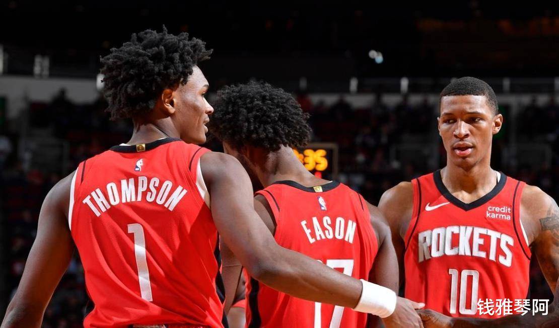 中场一脚直塞把后防撕开了（中场一记直传洞穿防线）