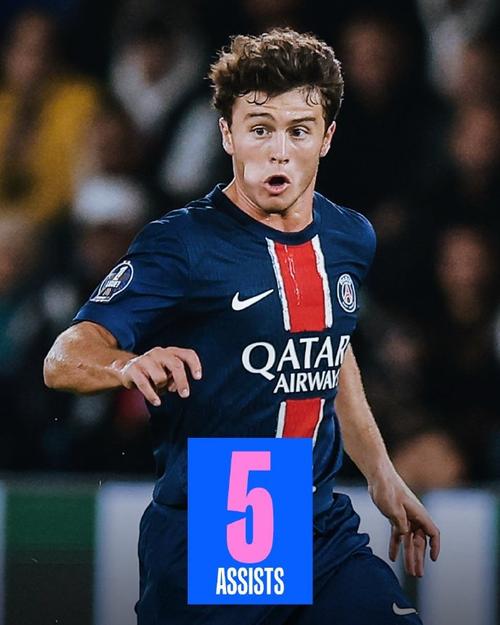 足球国足公开训练吸引千名球迷现场加油（国足公开训练现场迎来上千球迷助威）