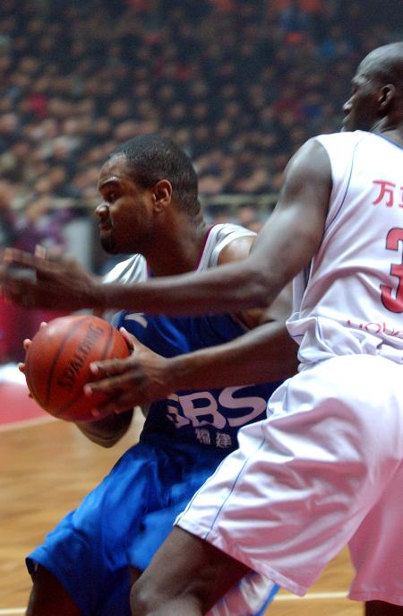 詹姆斯两双数据跻身队史前十，湖人负马刺止步NBA杯八强（詹姆斯两双升至队史前十，湖人不敌马刺无缘NBA杯四强）